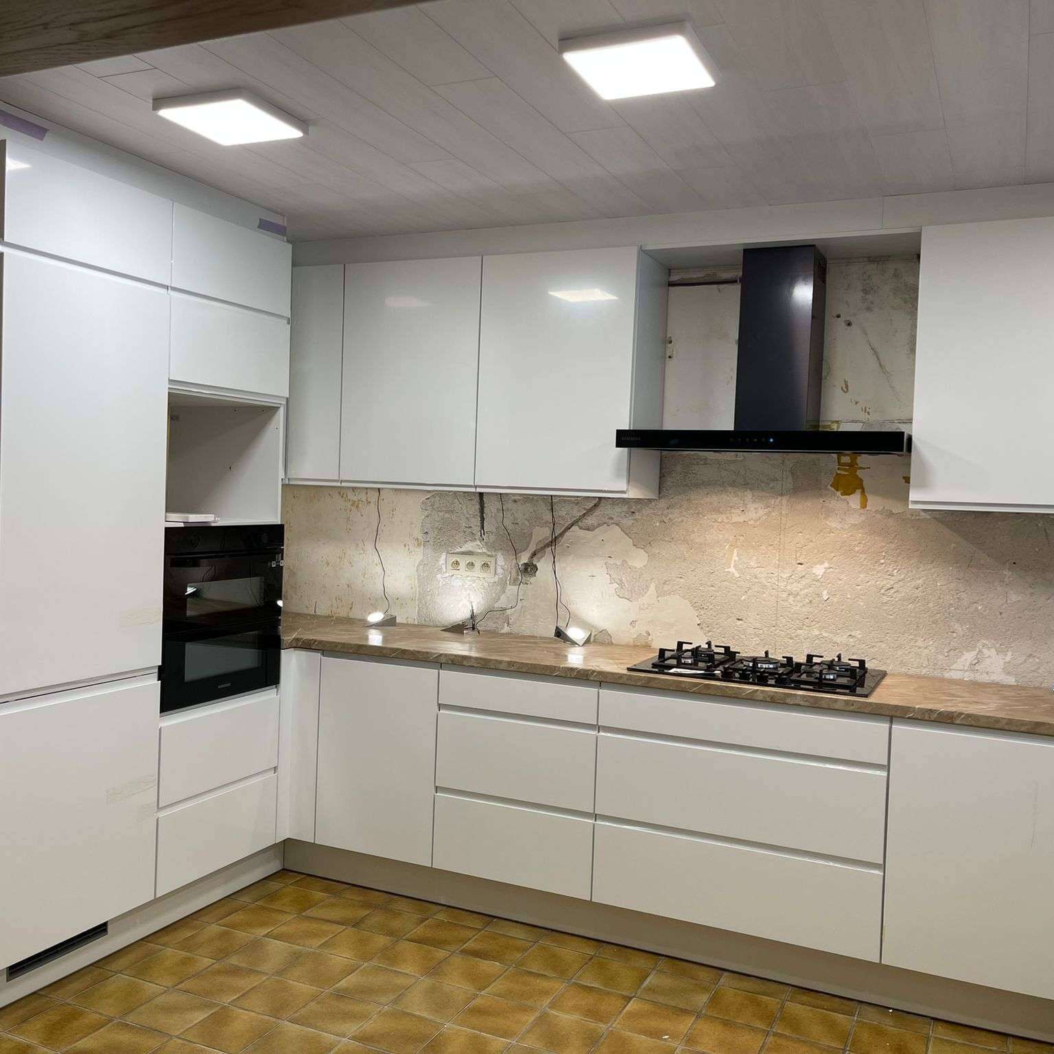 Witte keuken met beige werkblad