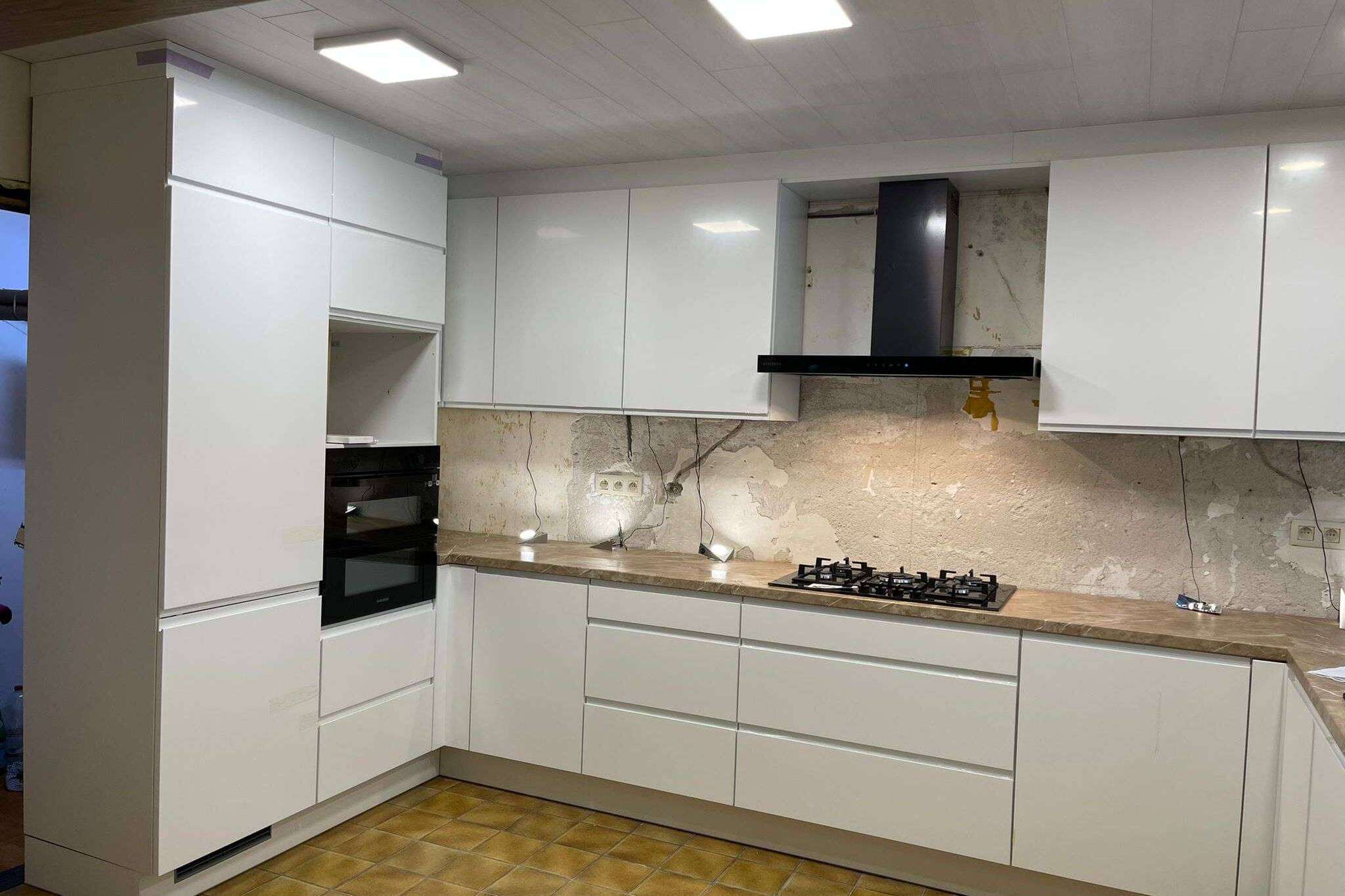 Witte keuken met beige werkblad