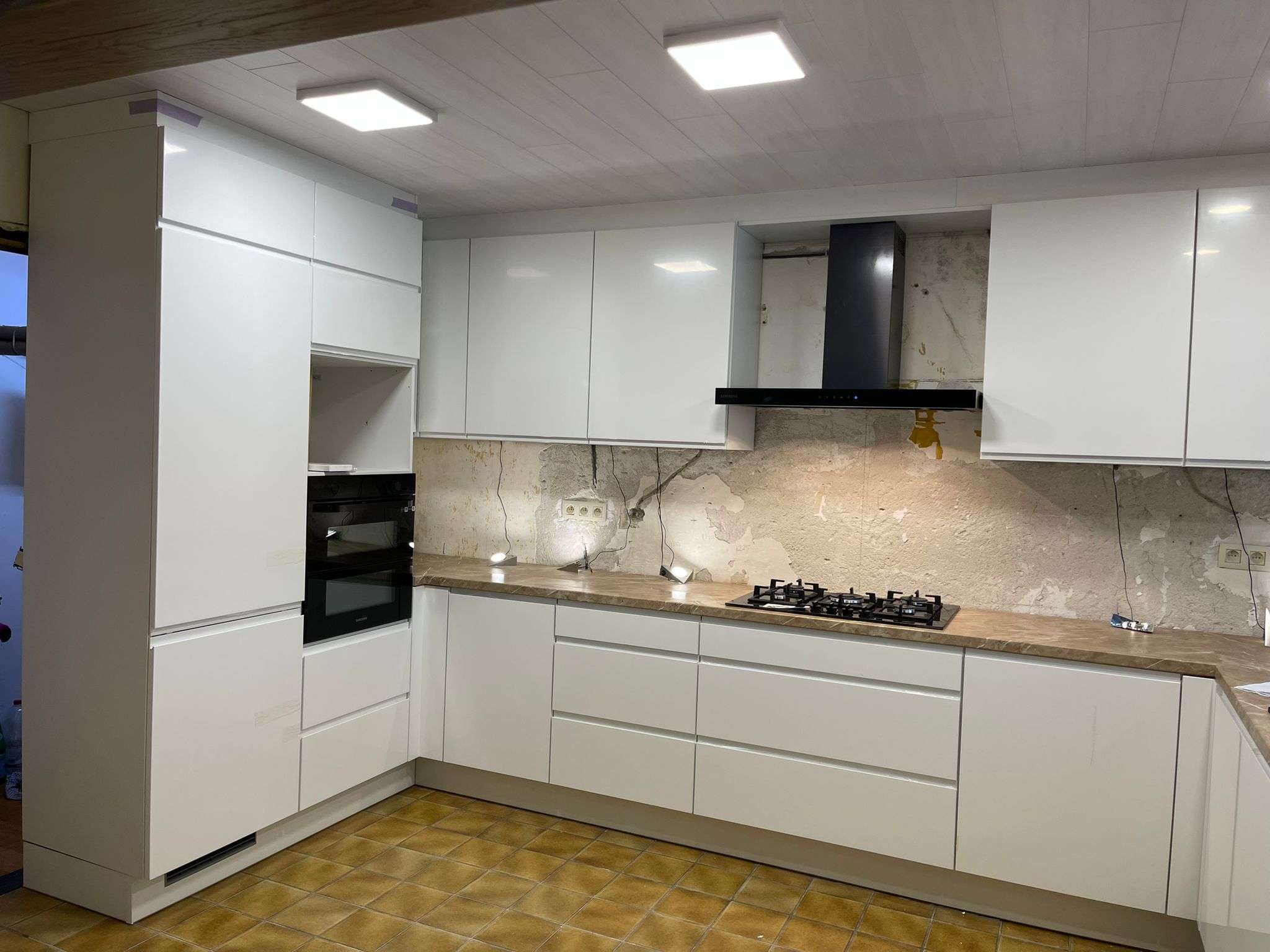 Witte keuken met beige werkblad