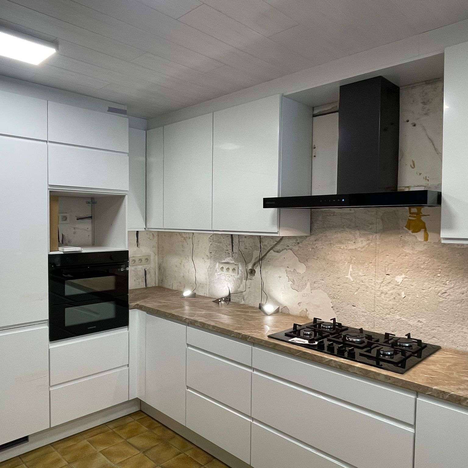 Tijdloze witte keuken met zwarte dampkap