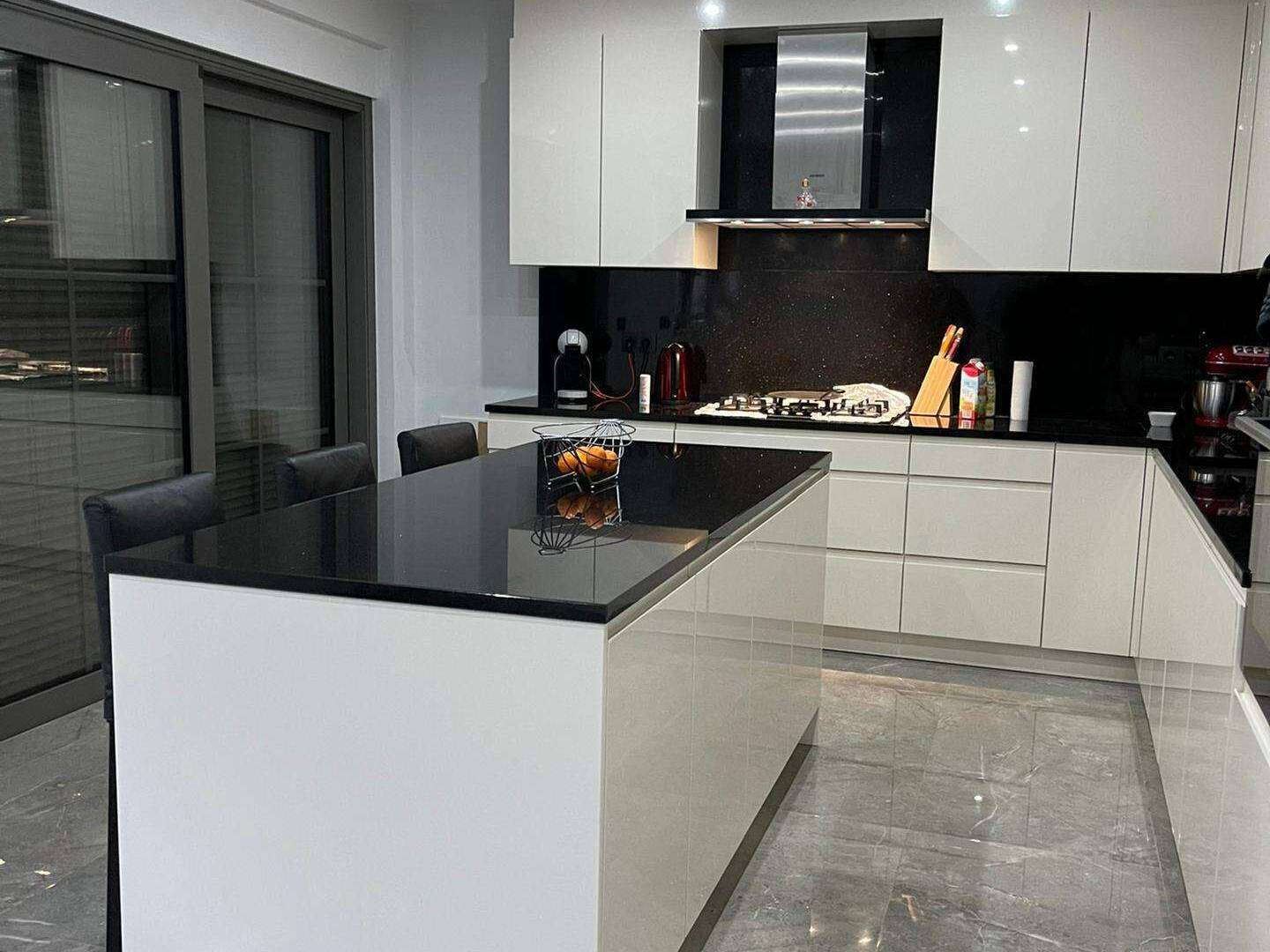 Witte keuken met granieten werkblad