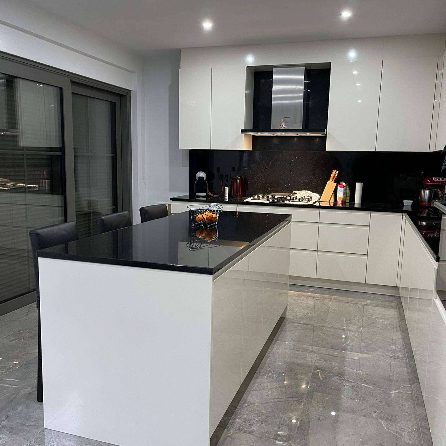 Witte keuken met granieten werkblad
